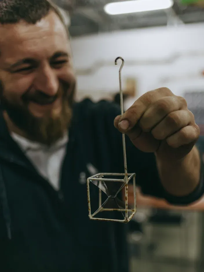 Un copil în fața unui experiment
