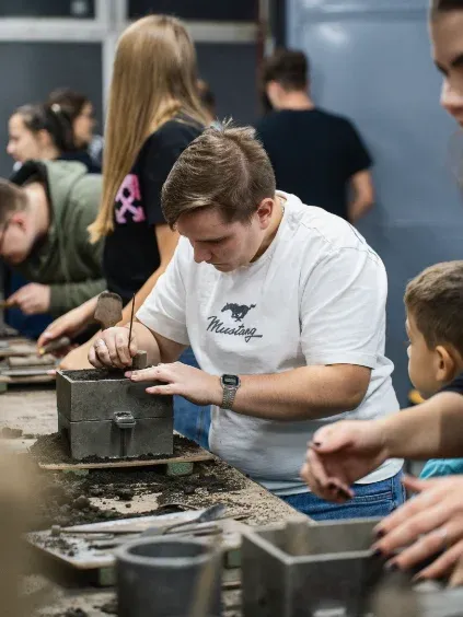 Mâini care lucrează într-un atelier creativ