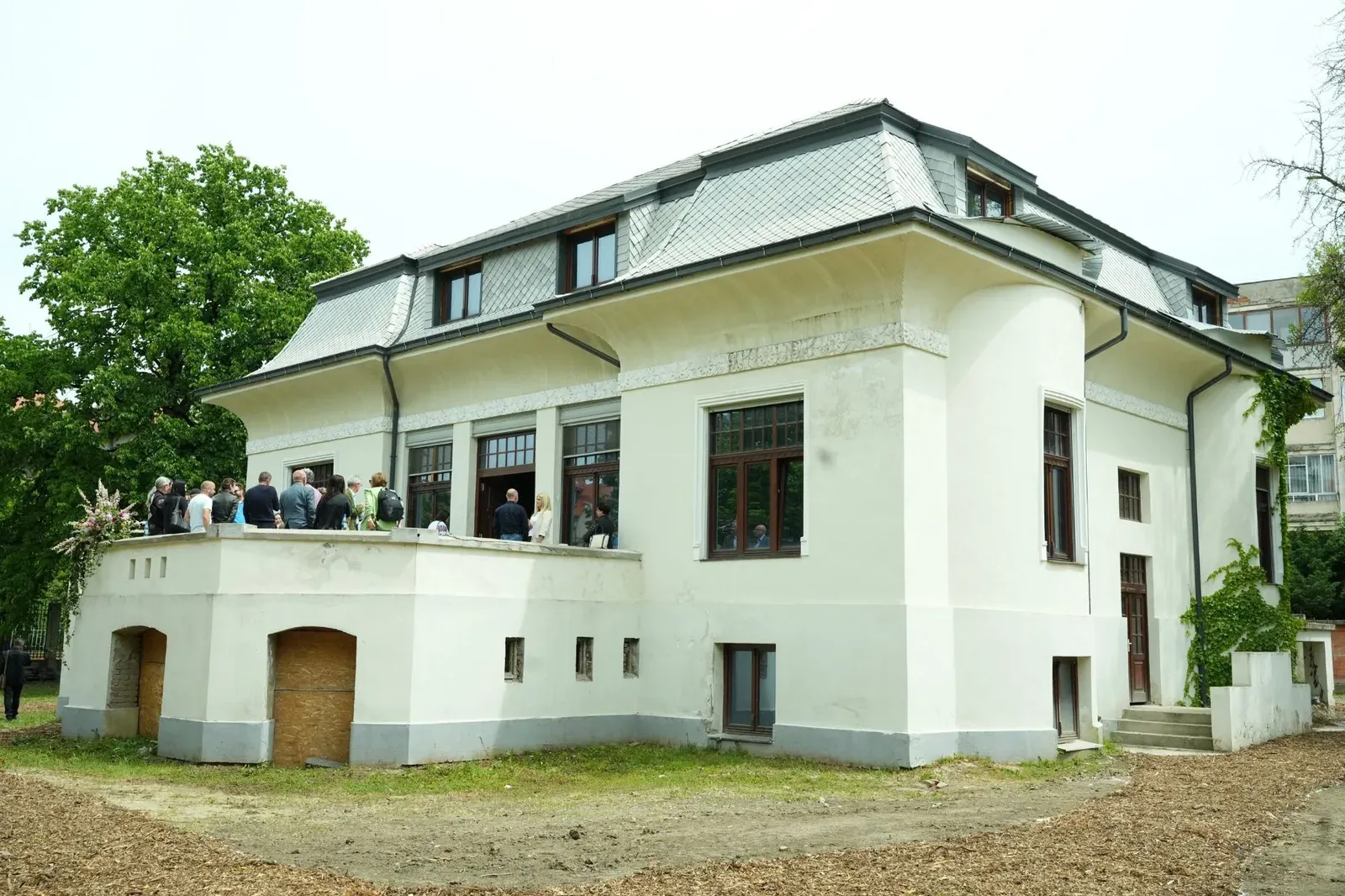 Casa Mühle, clădire de patrimoniu a Timișoarei, cu vizitatori pe terasă