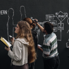 studenți desen pe perete negru markere albe, atelier dan perjovschi, upt campus creativ